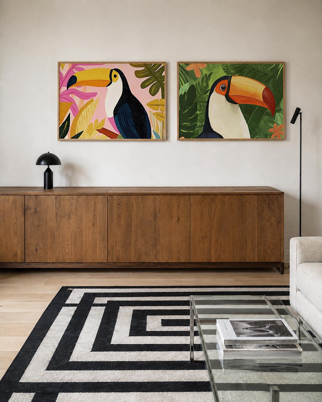 Twee liggende posters met een toekan omringd door kleurrijke bladeren, aan de muur in een interieur