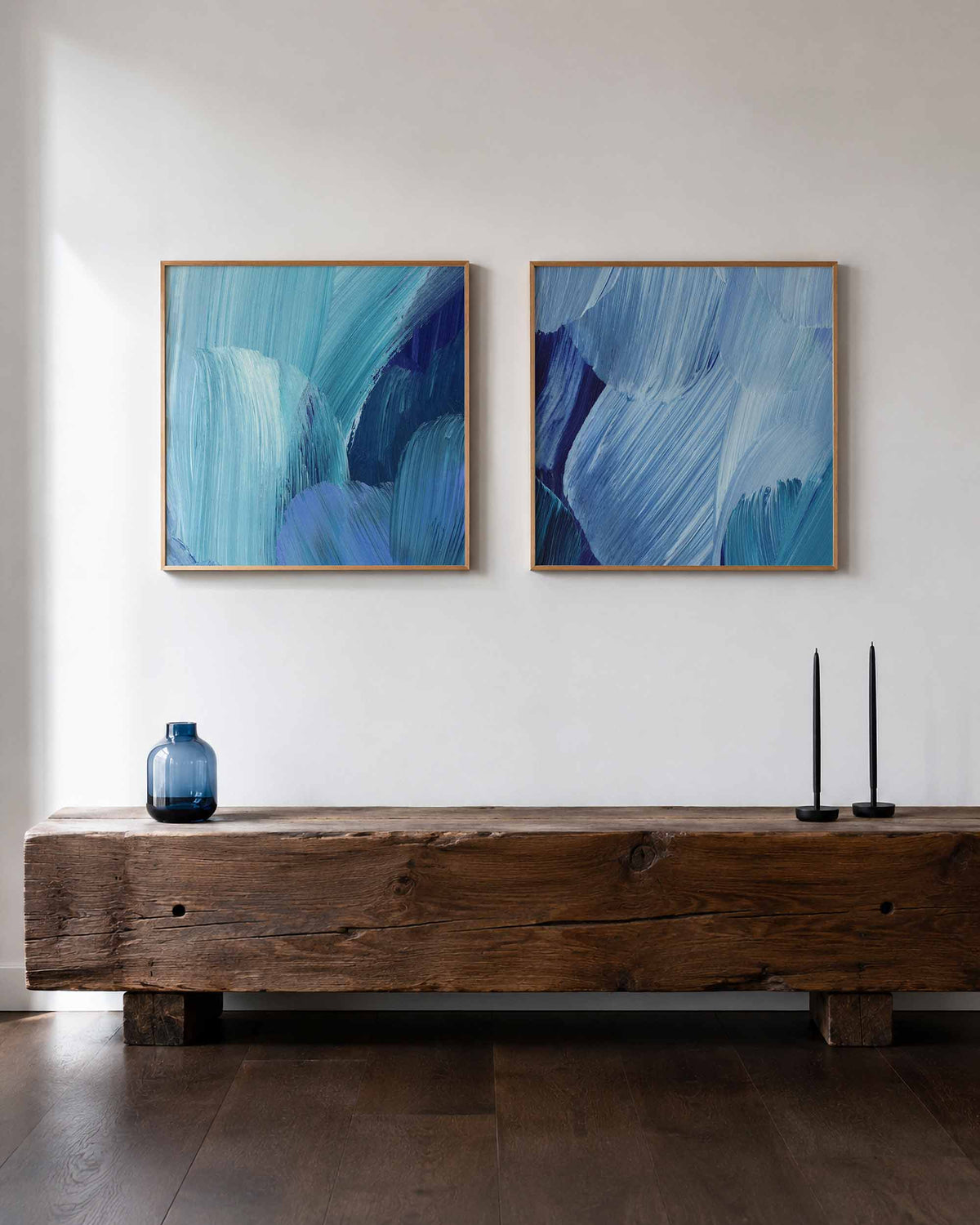 Interieurpresentatie van een tweedelige vierkante posterset met blauwe penseelstreken