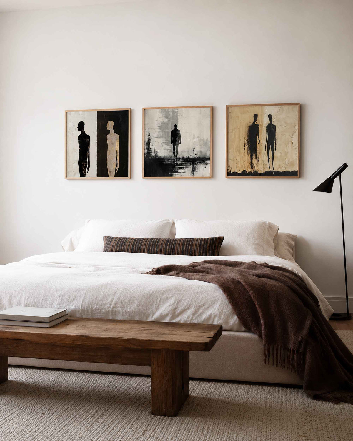Interieurpresentatie van een driedelige vierkante posterset met abstracte mensfiguren