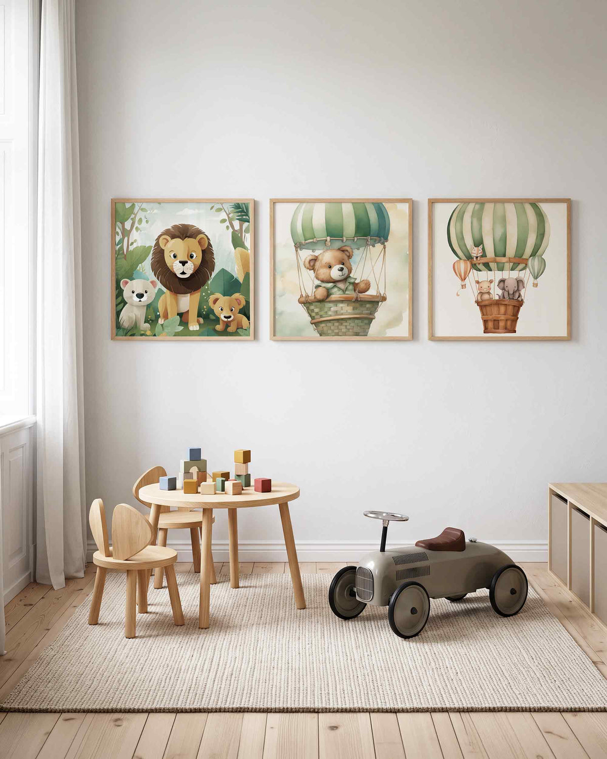 Interieurpresentatie van een driedelige vierkante posterset met dieren en ballonnen