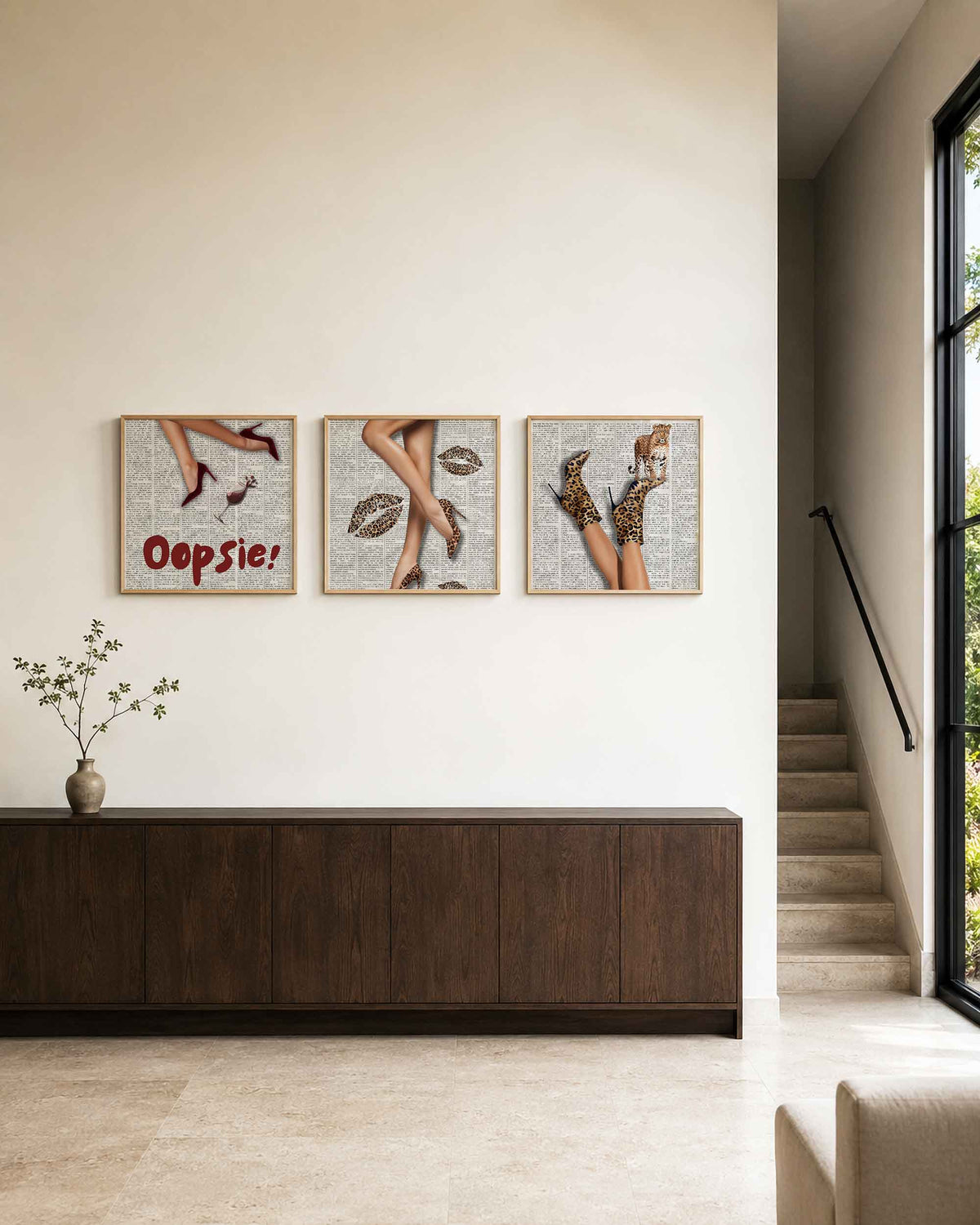 Interieurpresentatie van een driedelige vierkante posterset met luipaardmode in new york