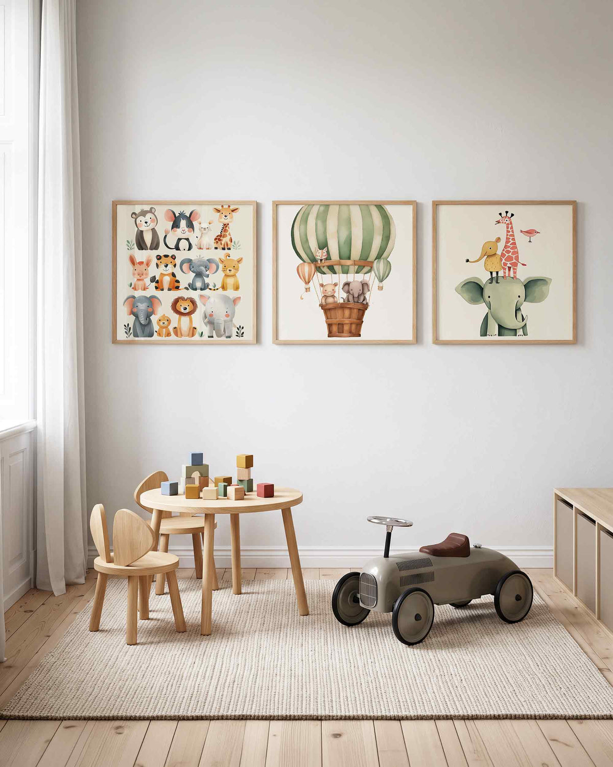 Interieurpresentatie van een driedelige vierkante posterset met dierenillustraties