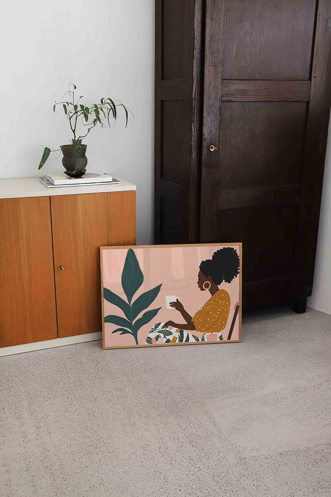 Vrouw met kopje en plant Poster