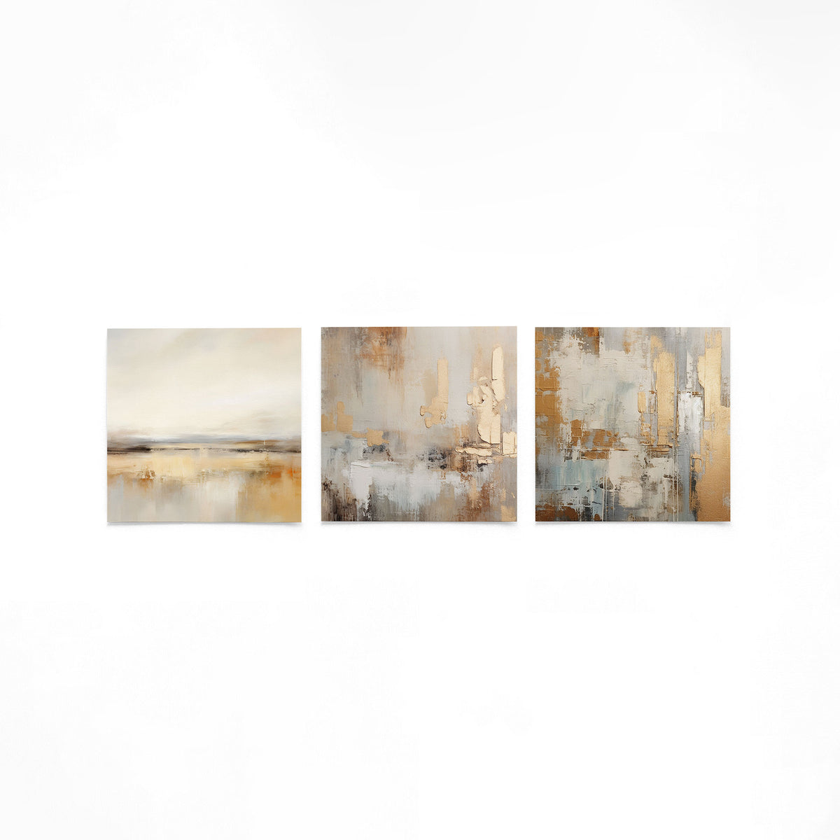 Drie vierkante posters met abstracte aardetinten op een gebroken witte achtergrond