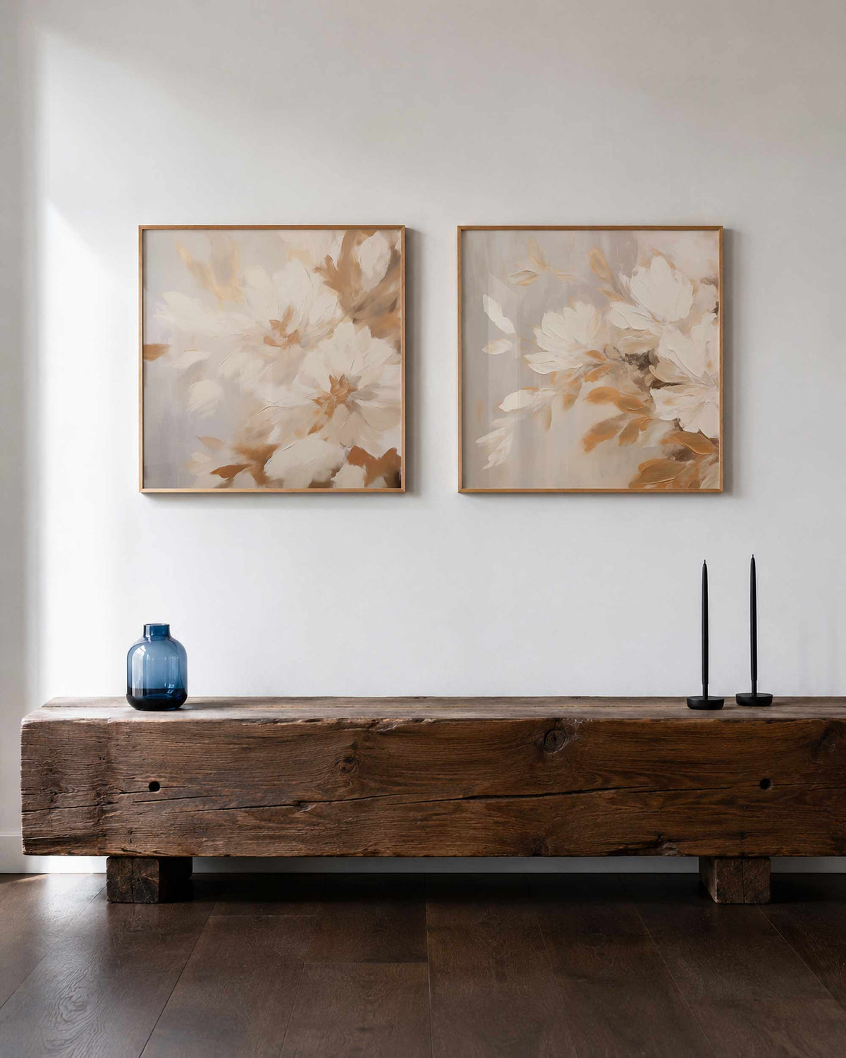 Interieurpresentatie van een tweedelige vierkante posterset met witte bloemen