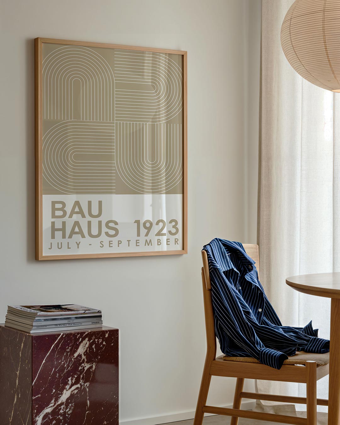 Grafische compositie met lijnen en tekst
