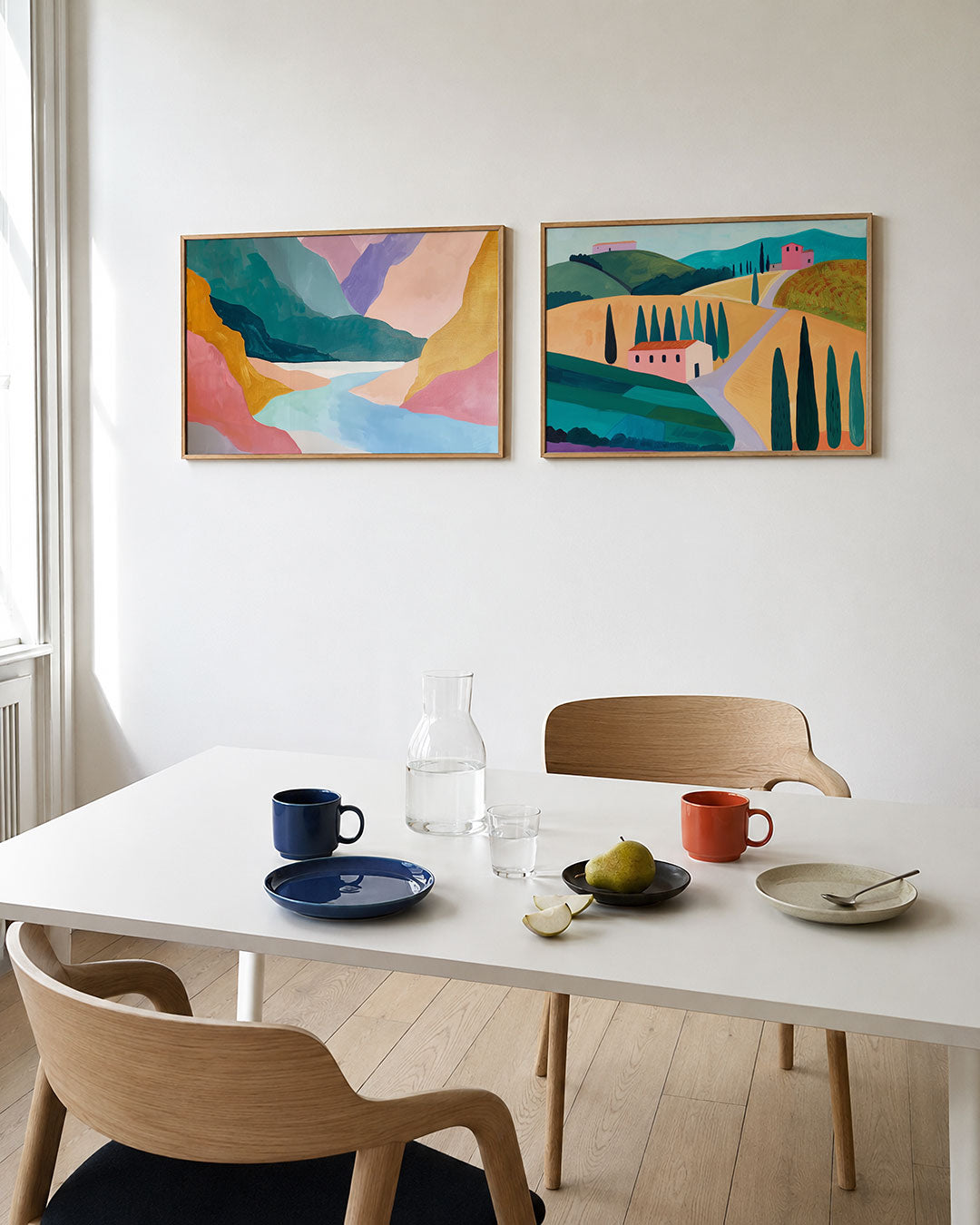 Tweedelige posterset met zachte kleurvlakken, getoond in een interieur