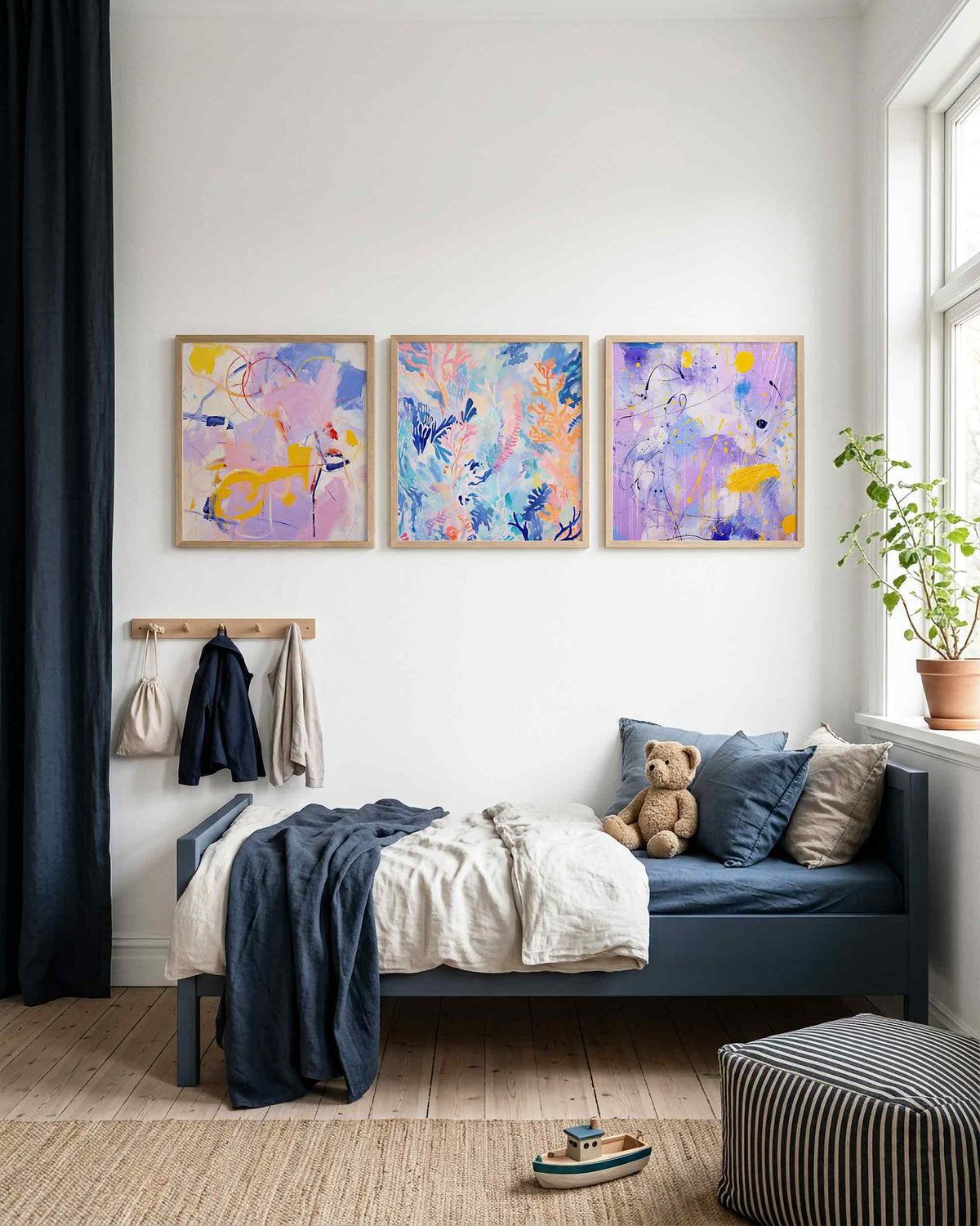 Interieurpresentatie van een driedelige vierkante posterset met abstracte kleurexpressie