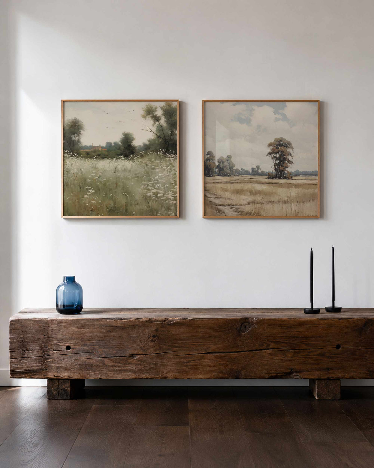 Interieurpresentatie van een tweedelige vierkante posterset met weidelandschap en bomen