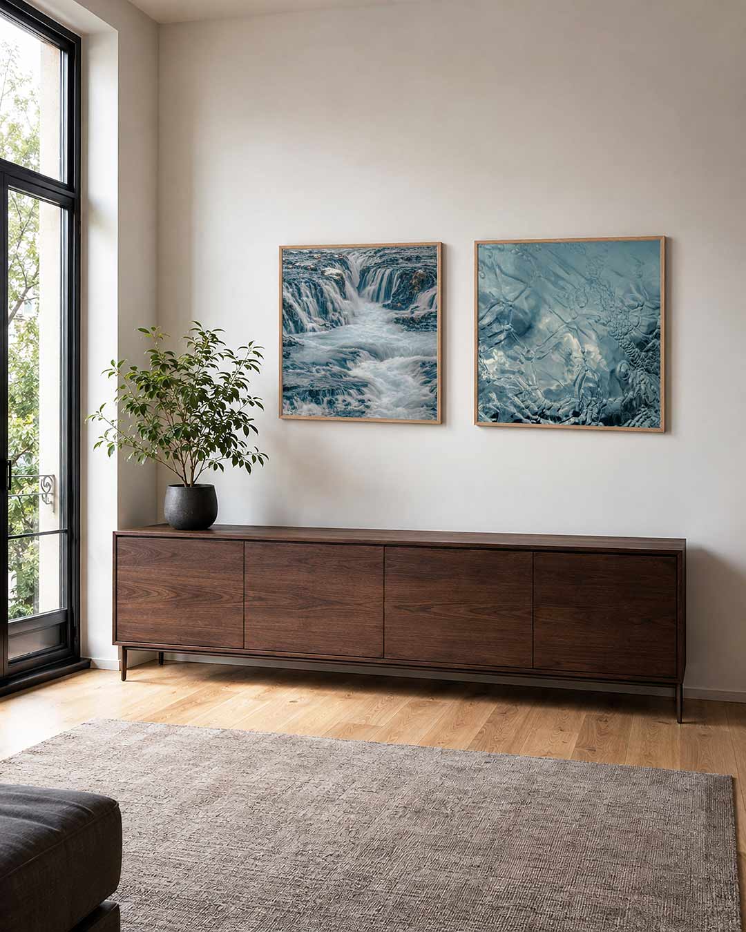 Interieur met vierkant fotografisch tweeluik waterval en ijsvormen – Gerald Emming