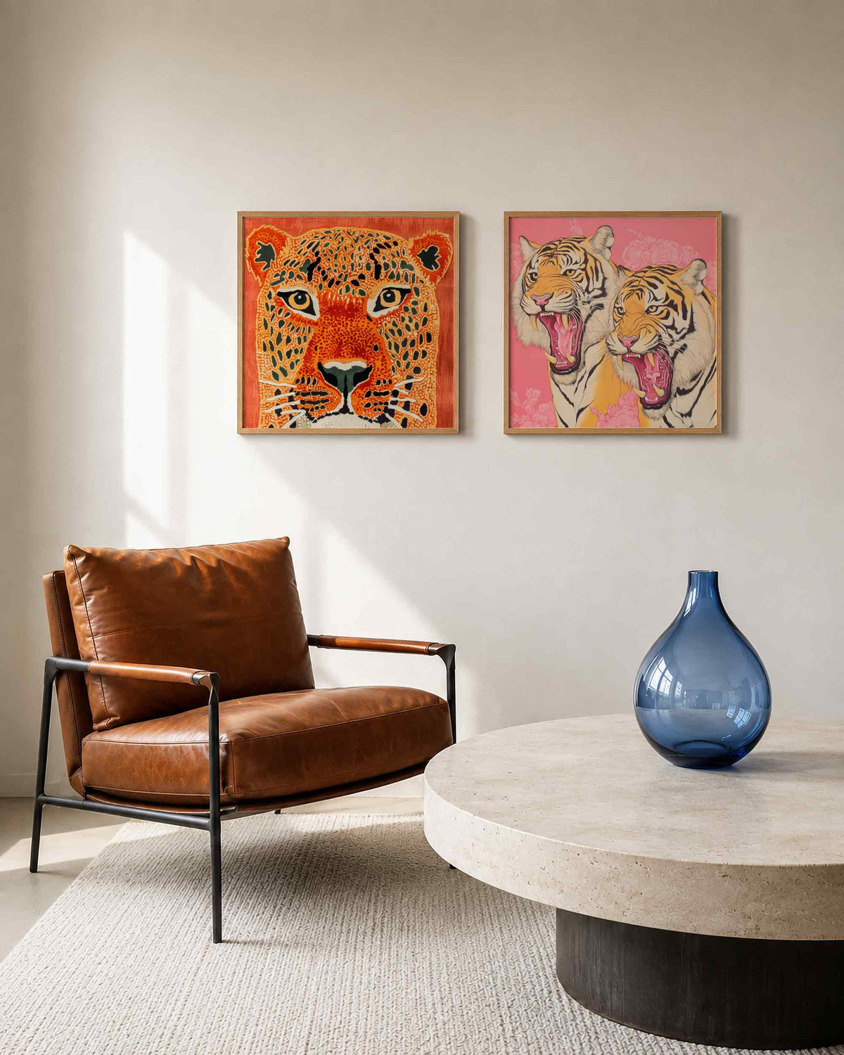 Interieurpresentatie van een tweedelige vierkante posterset met tijgerportretten