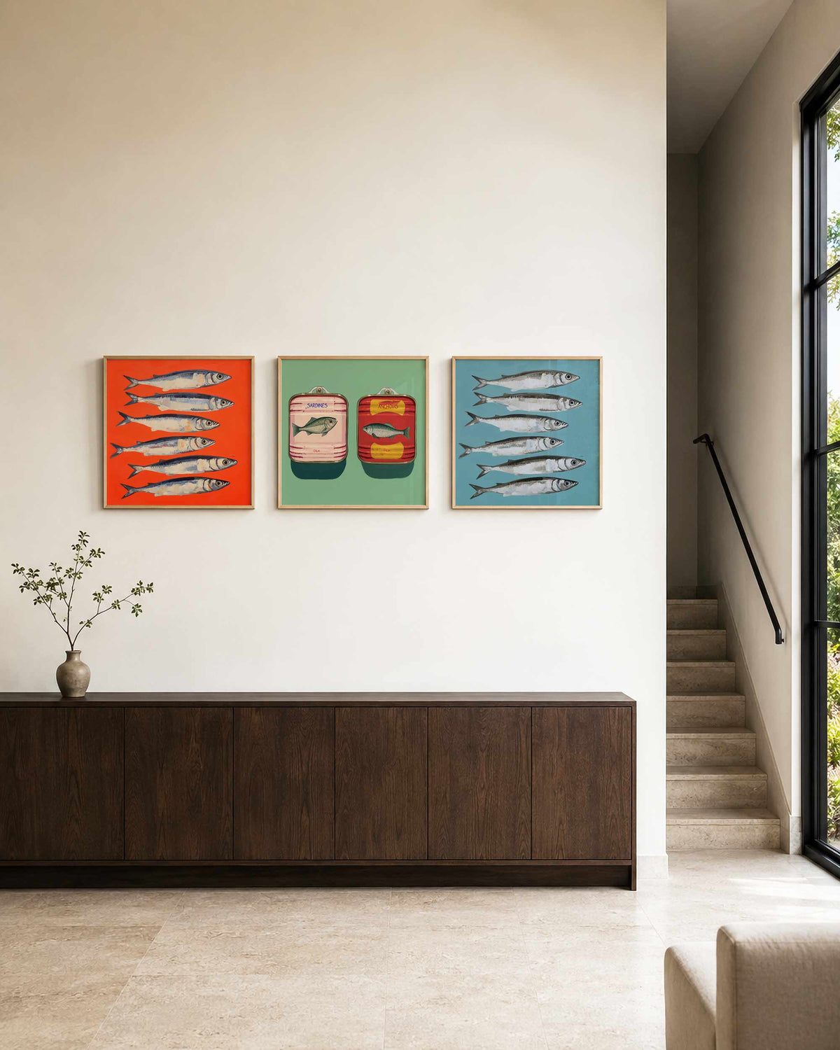 Interieurpresentatie van een driedelige vierkante posterset met sardines en ansjovis