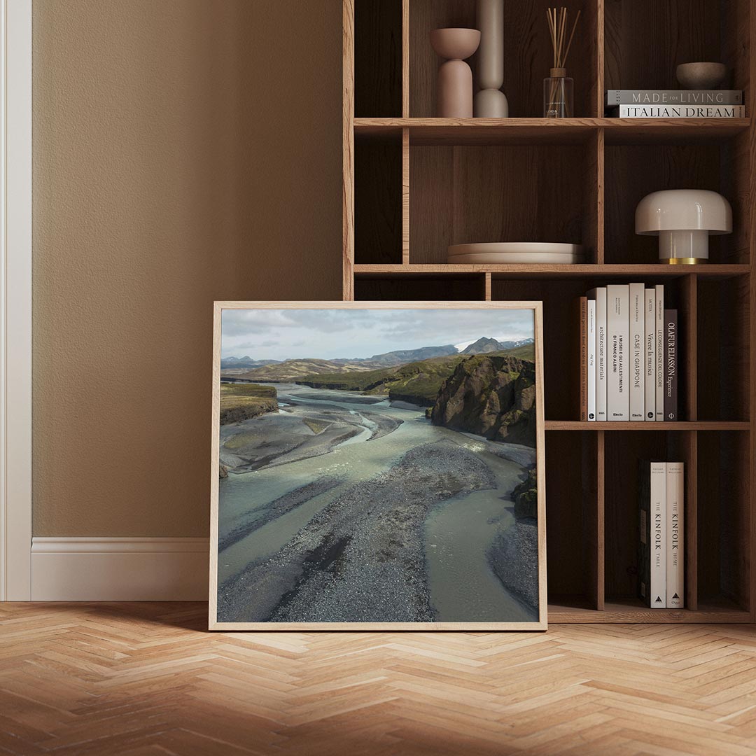 Rivierlandschap met bergen Poster