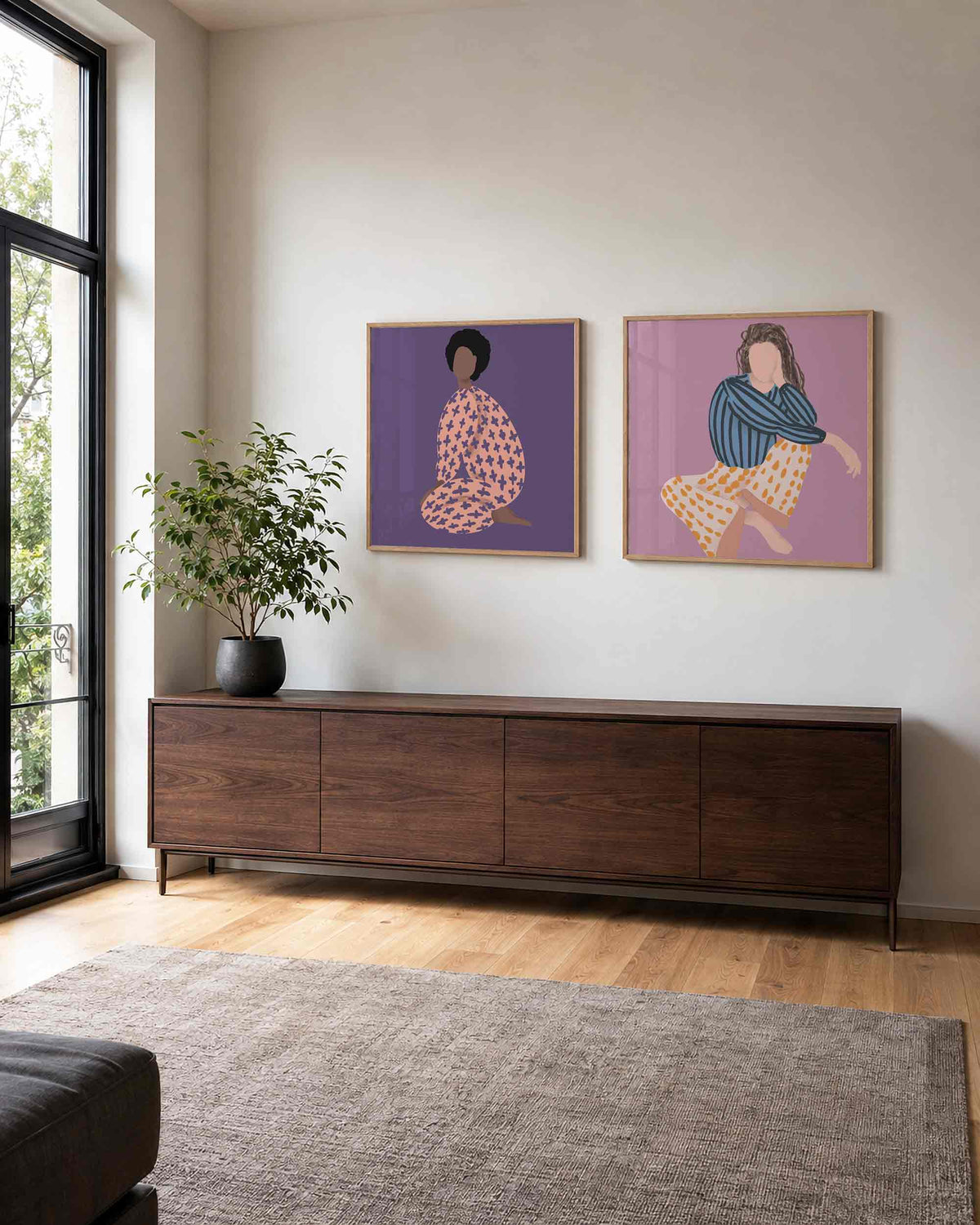 Interieurpresentatie van een tweedelige vierkante posterset met zittende vrouwen
