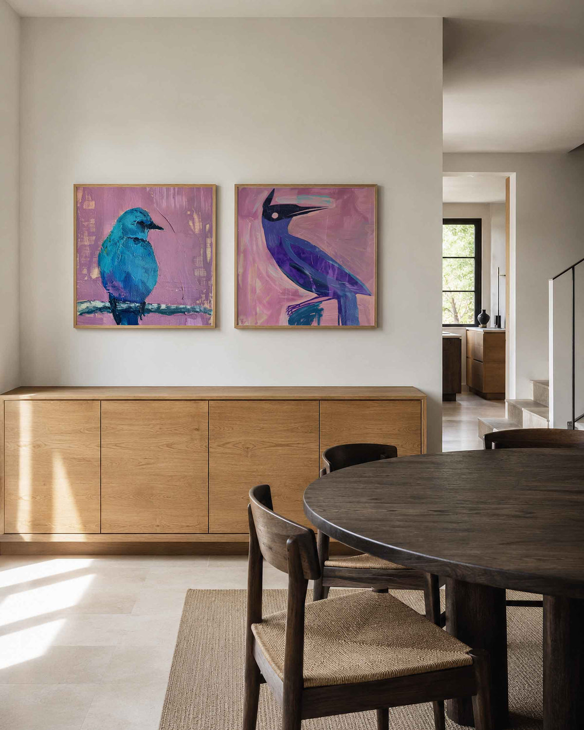 Interieurpresentatie van een tweedelige vierkante posterset met blauwe vogels
