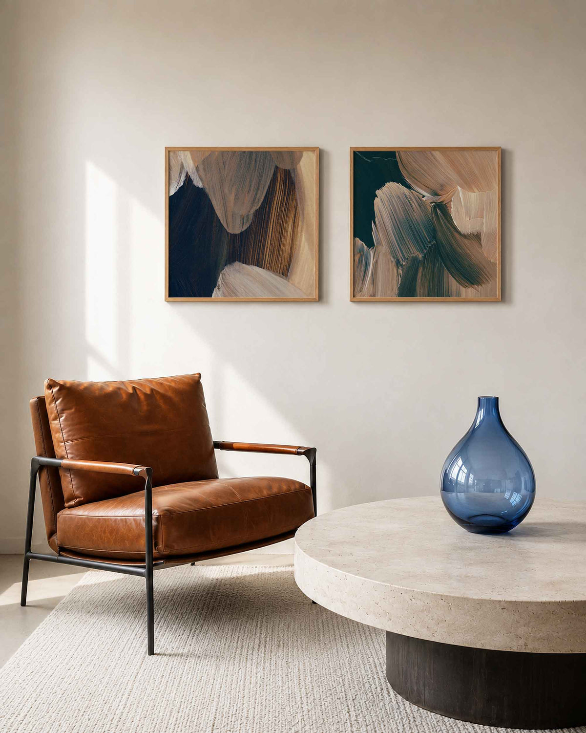 Interieurpresentatie van een tweedelige vierkante posterset met beige blauwe penseelstreken