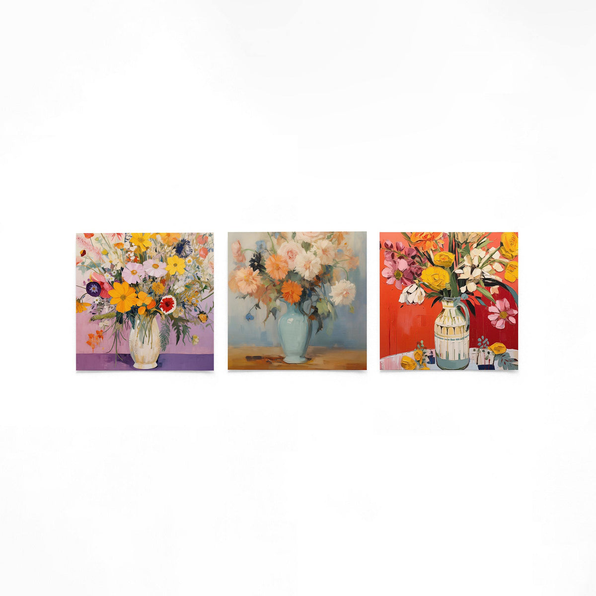 Drie vierkante posters met bloemen in vazen op een gebroken witte achtergrond