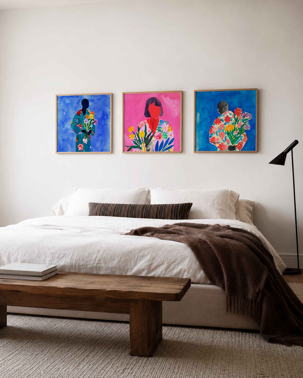 Interieurpresentatie van een driedelige vierkante posterset met bloemenportretten