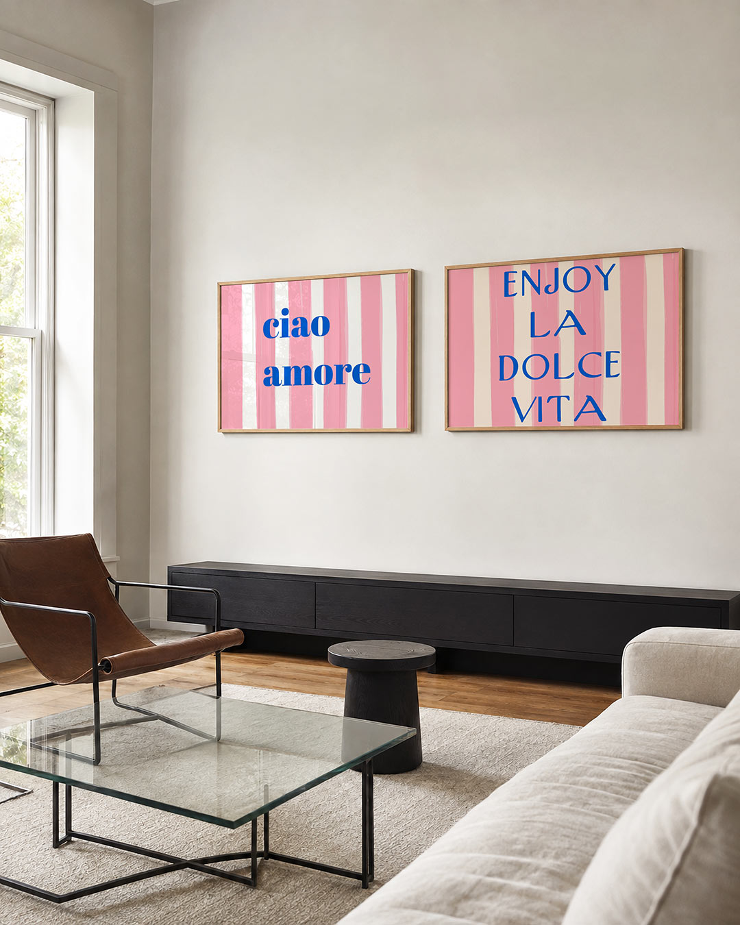 Interieurbeeld met twee liggende posters: blauwe tekst en roze-witte verticale strepen