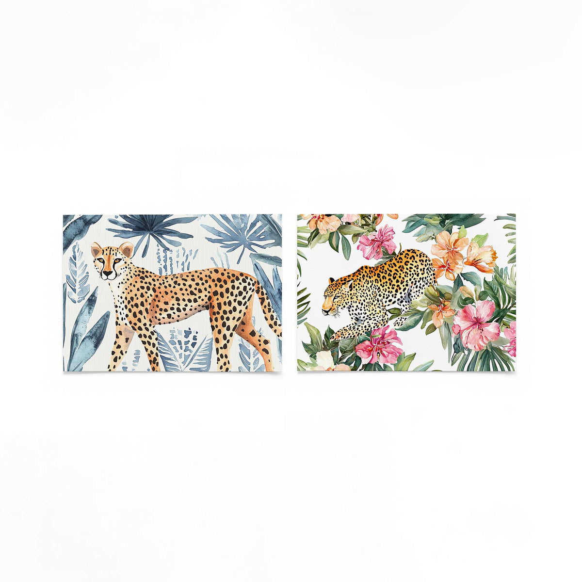 Twee liggende posters met een sierlijke cheetah met zwarte stippen wandelt door een jungle op een gebroken witte achtergrond