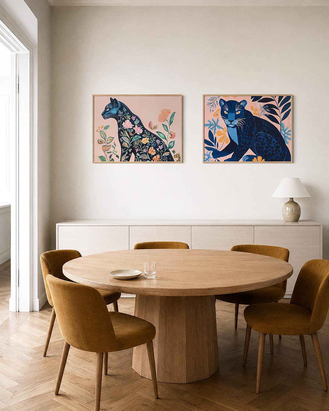 Tweedelige posterset met een silhouet van een kat gevuld met kleurrijke bloemen en bladeren, getoond in een interieur