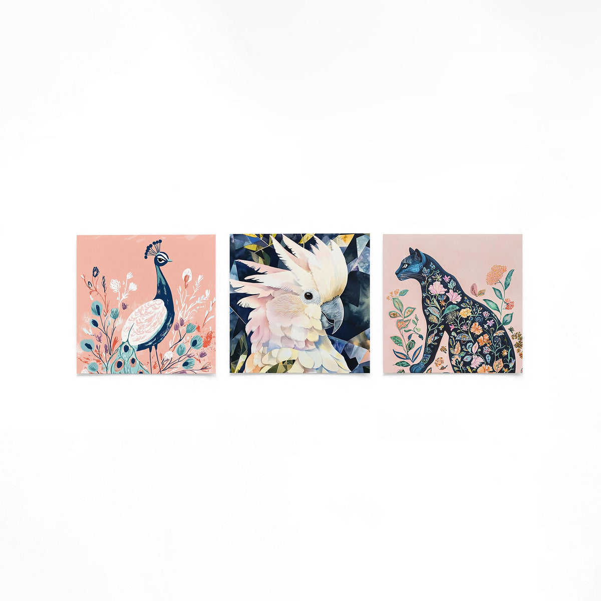 Drie vierkante posters met vogels en bloemen op een gebroken witte achtergrond