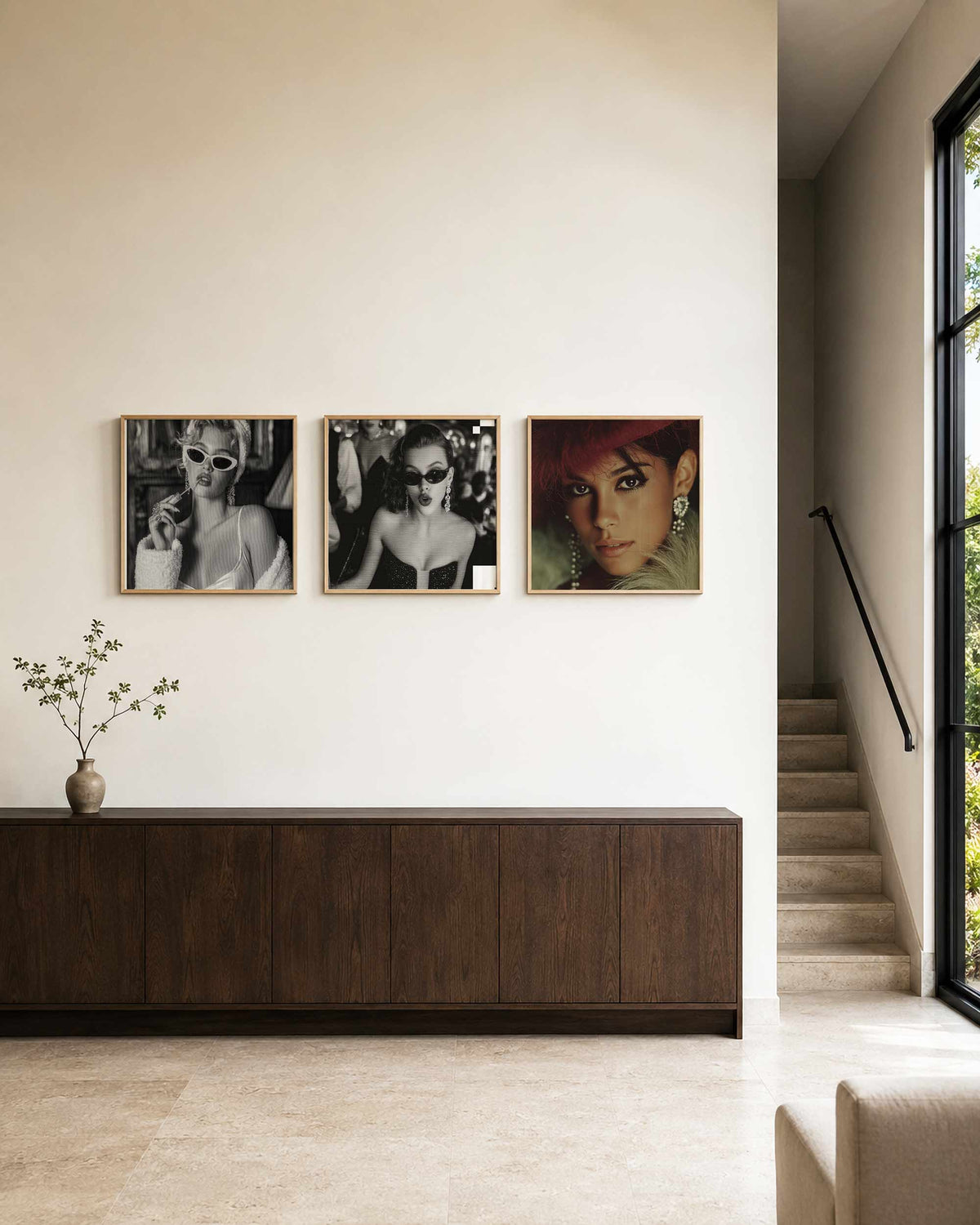 Interieurpresentatie van een driedelige vierkante posterset met glamourportretten