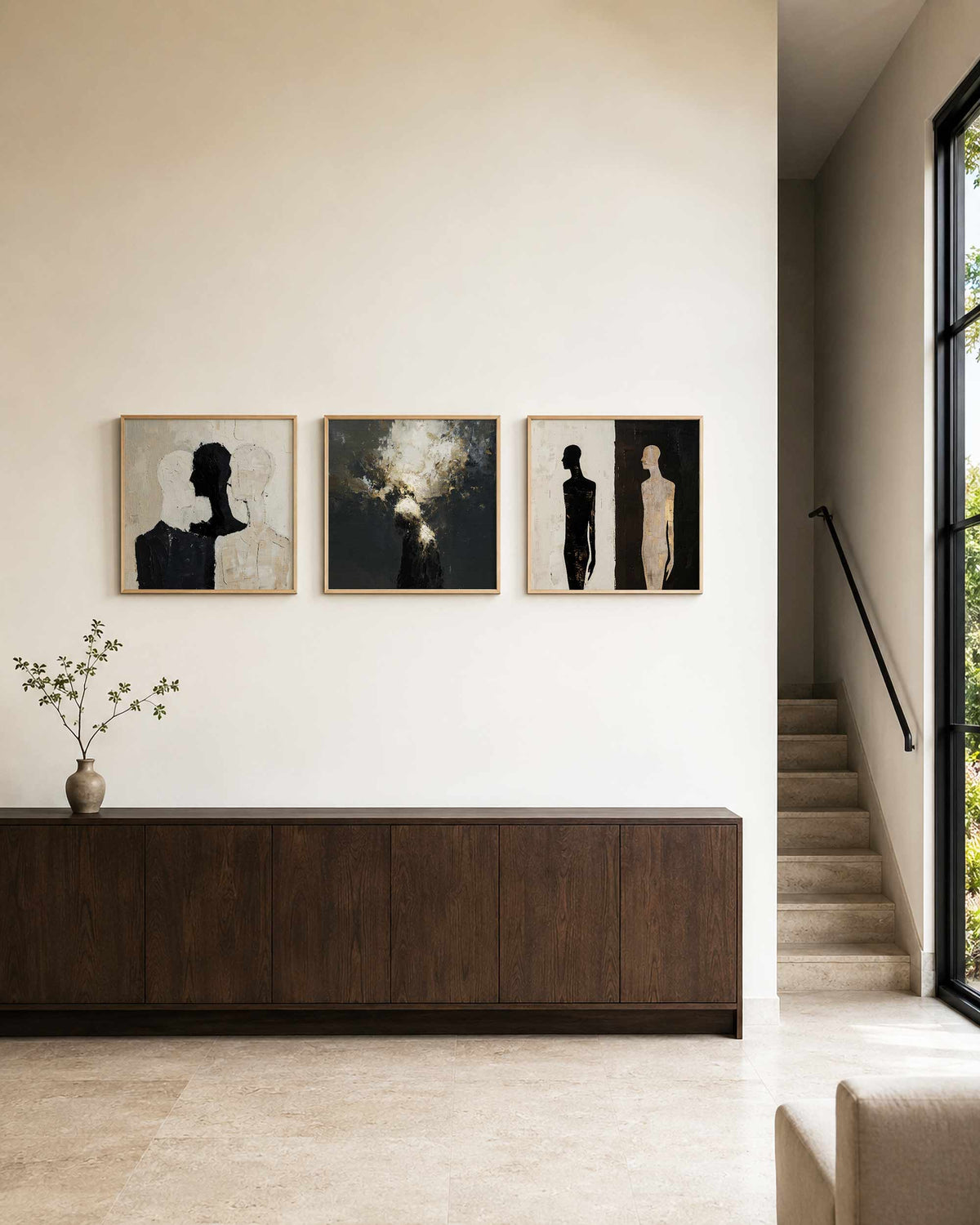 Interieurpresentatie van een driedelige vierkante posterset met abstracte mensfiguren