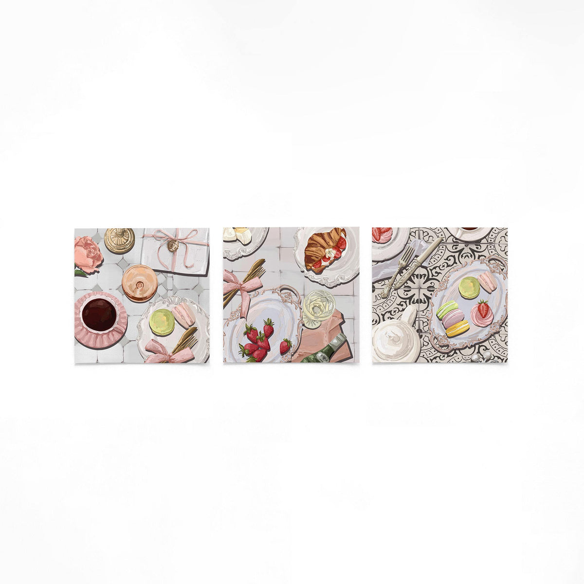 Drie vierkante posters met franse patisserie op een gebroken witte achtergrond