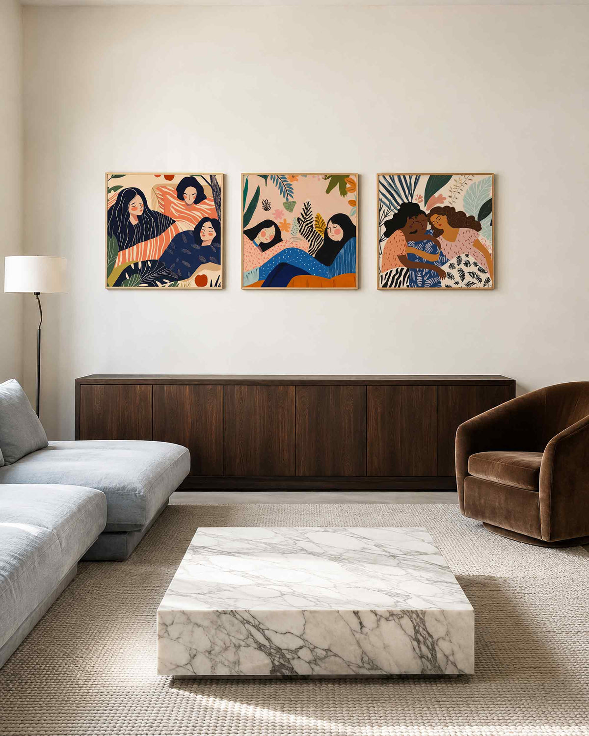 Interieurpresentatie van een driedelige vierkante posterset met vrouwen in botanische rust