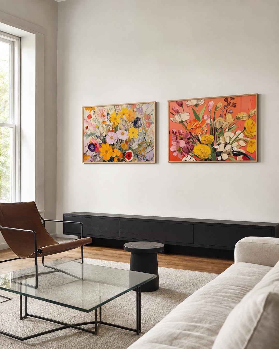 Tweedelige posterset met een levendig boeket met een mix van gele, roze, rode en paarse bloemen, getoond in een interieur