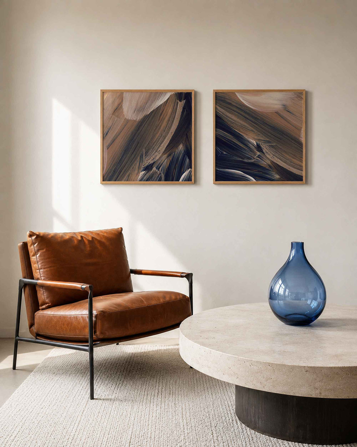 Interieurpresentatie van een tweedelige vierkante posterset met penseelstreken in beige en zwart