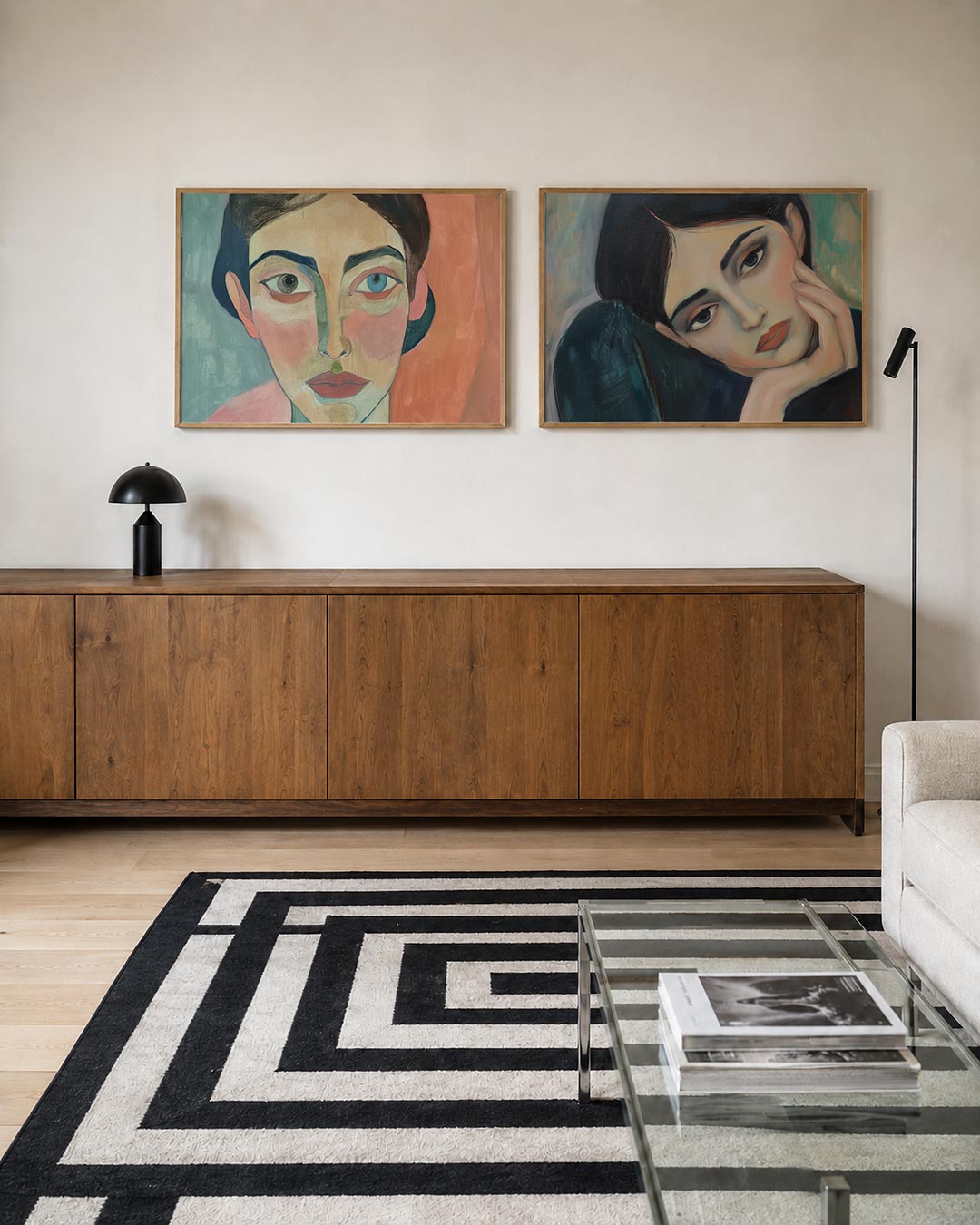 Tweedelige posterset met een gezicht met asymmetrische ogen en zachte kleuren, getoond in een interieur