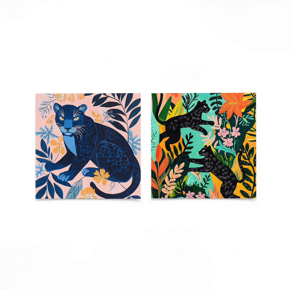 Twee vierkante posters met panters tussen bloemen op een gebroken witte achtergrond