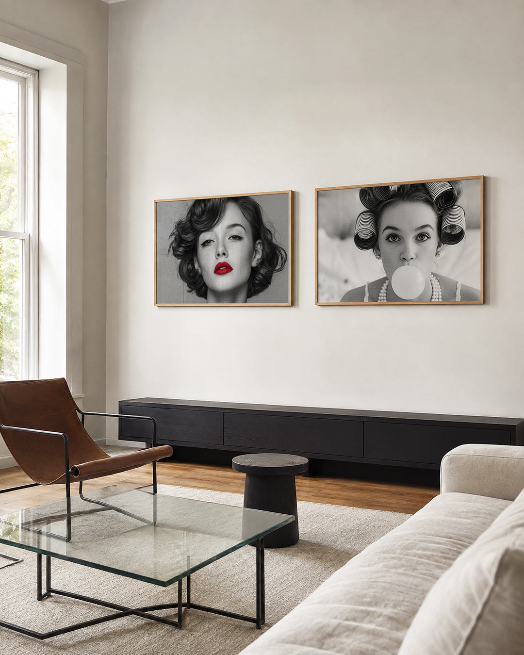 Interieurpresentatie van twee posters met donkere tinten en een rustige visuele opbouw