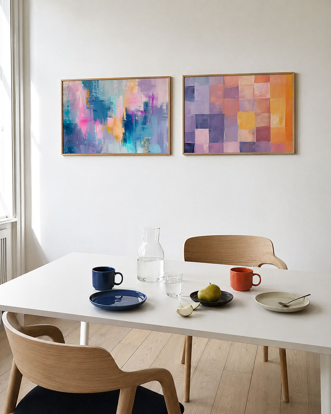 Twee liggende posters met zachte kleuren, aan de muur in een interieur