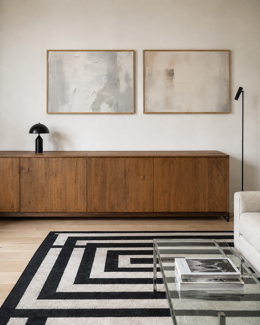 Twee liggende posters met zachte overgangen van wit naar grijs, aan de muur in een interieur