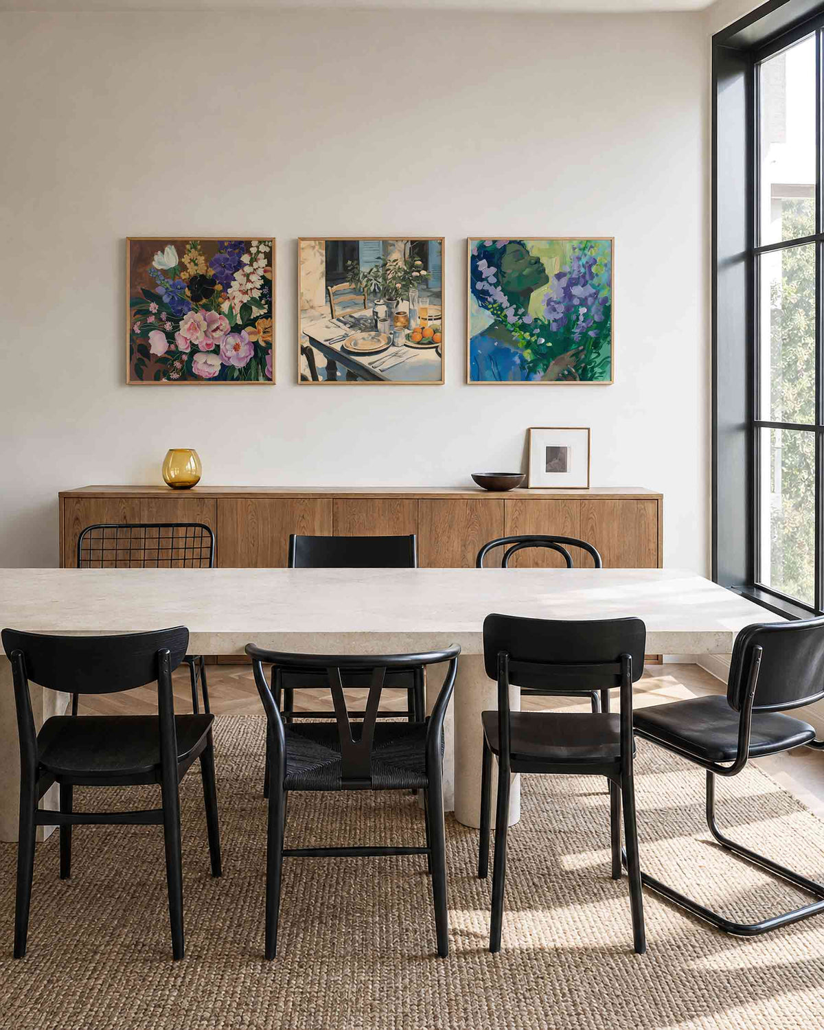Interieurpresentatie van een driedelige vierkante posterset met bloemen en tuintafel