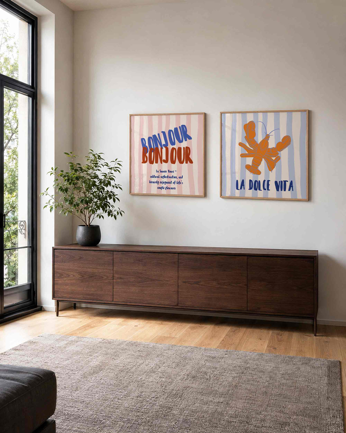 Interieurpresentatie van een tweedelige vierkante posterset met bonheur en kreeft