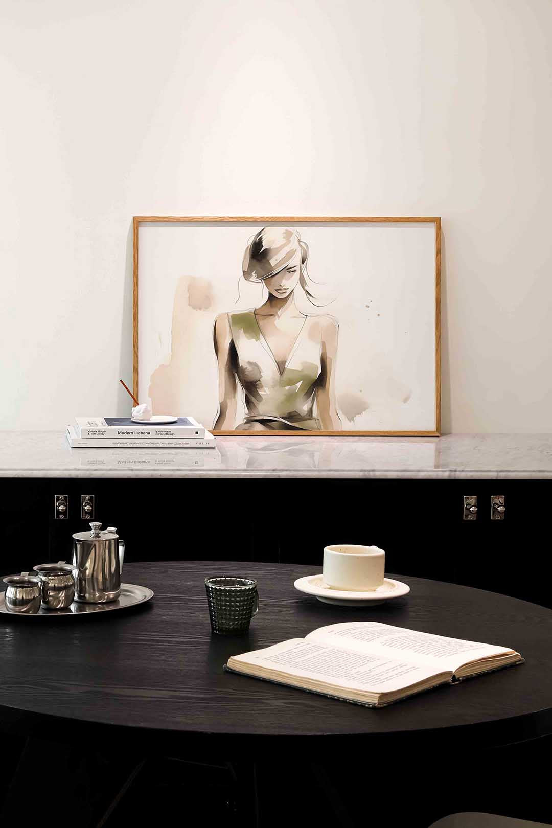 Vrouw in beige jurk Poster