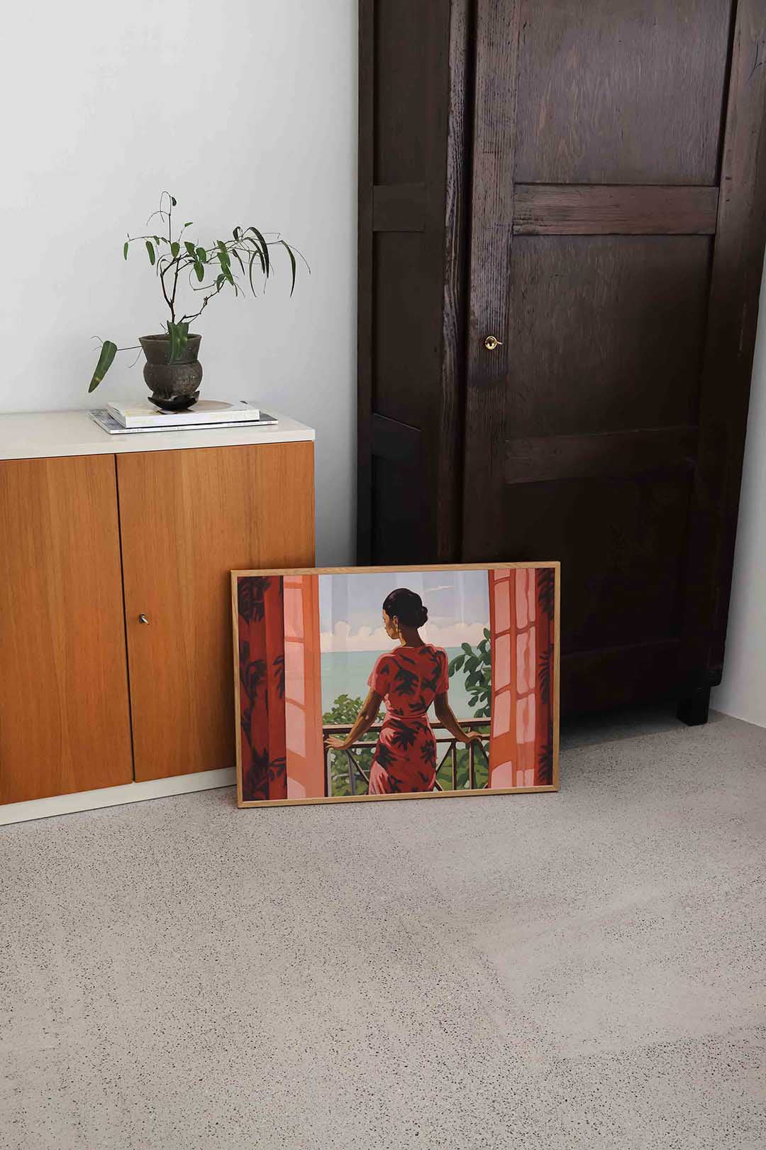 Vrouw bij balkon Poster