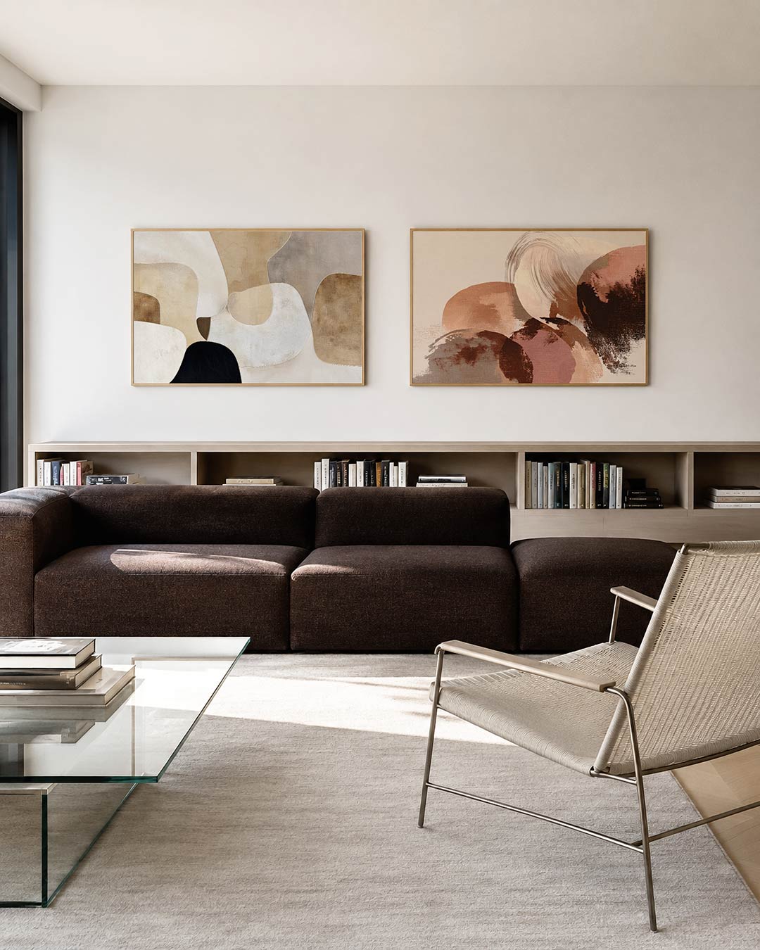 Interieurbeeld met twee liggende posters: zachte, organische vormen in beige, wit en zwart