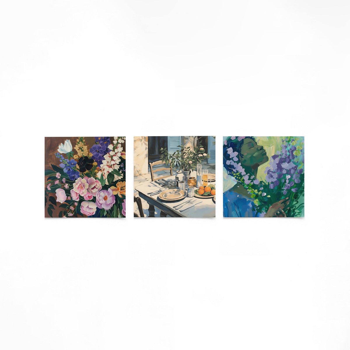 Drie vierkante posters met bloemen en tuintafel op een gebroken witte achtergrond
