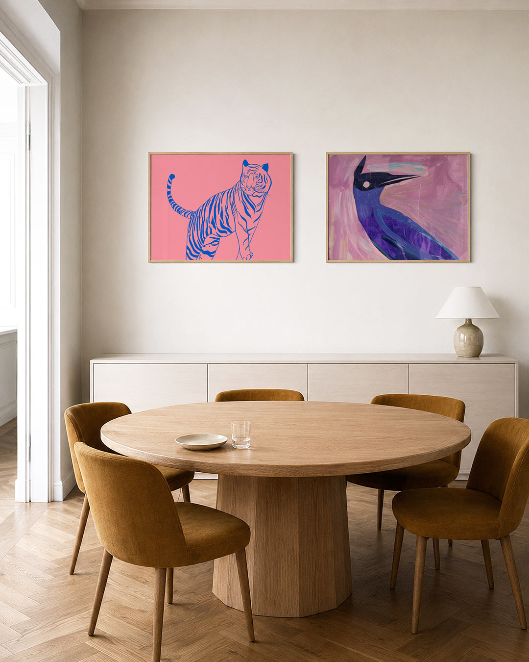 Interieurpresentatie van twee posters met een levendige tijger in blauw op een roze achtergrond