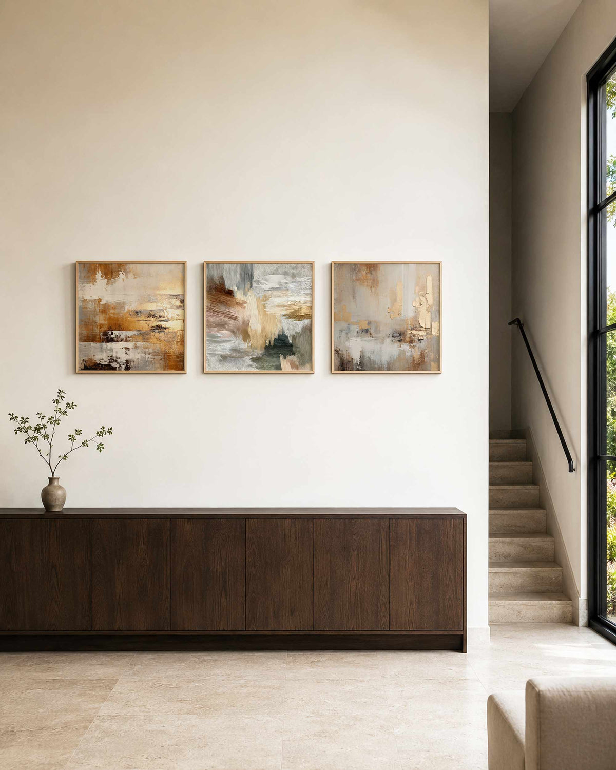 Interieurpresentatie van een driedelige vierkante posterset met abstracte aardetinten