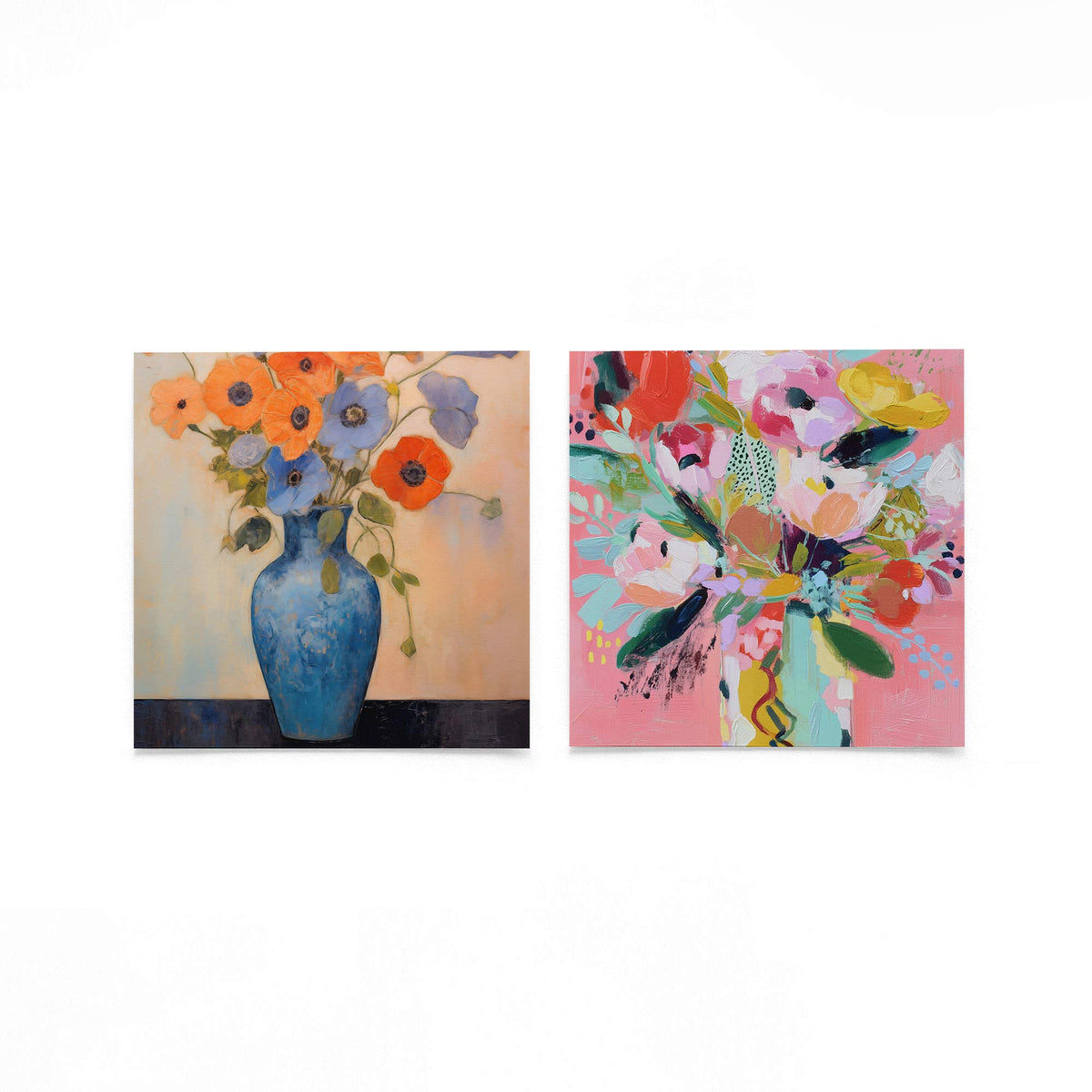 Twee vierkante posters met bloemen in kleur op een gebroken witte achtergrond