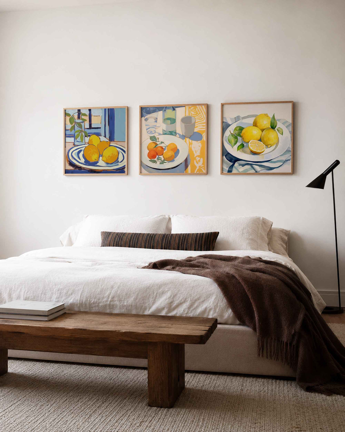 Interieurpresentatie van een driedelige vierkante posterset met citrus aan tafel