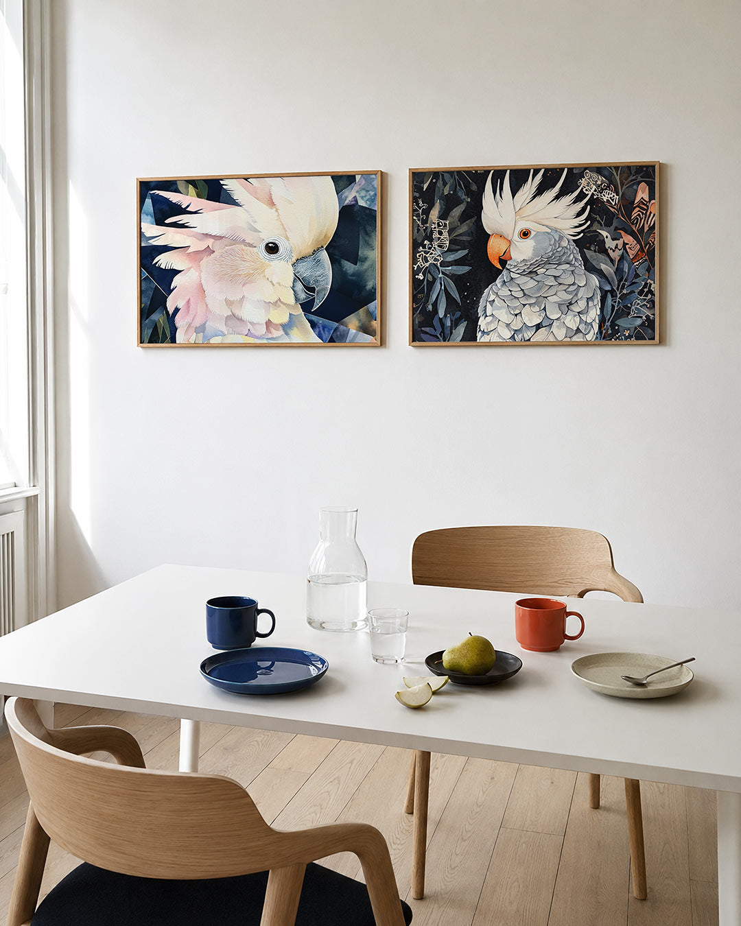 Twee liggende posters met een speelse compositie van zachte pasteltinten en scherpe lijnen, aan de muur in een interieur