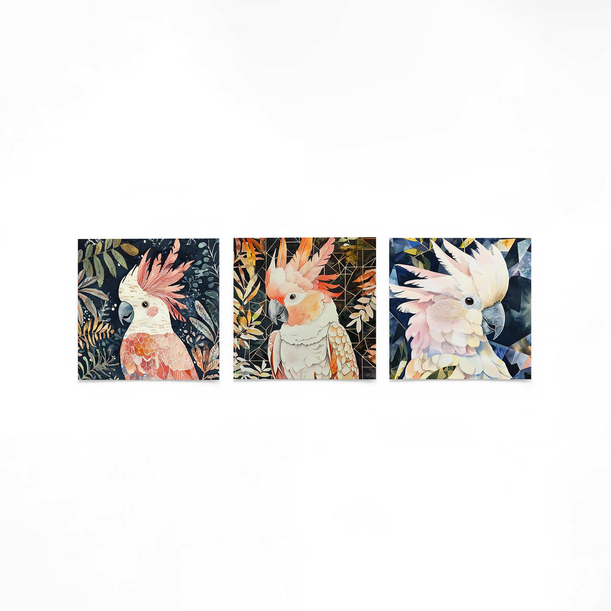 Drie vierkante posters met kaketoes in botanische achtergrond op een gebroken witte achtergrond