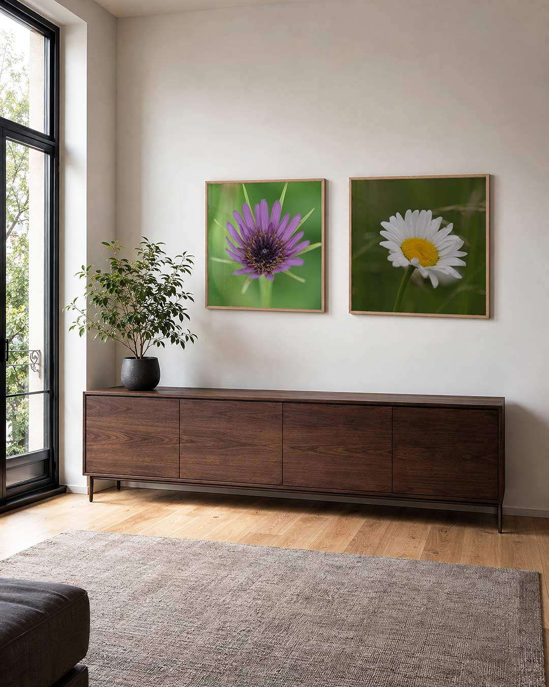Interieur met vierkant fotografisch tweeluik bloemen in contrast – Gerald Emming